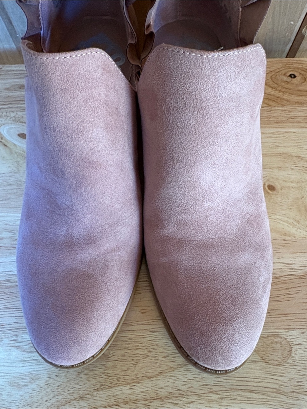 NIB Fergalicious Ruffle Back Booties - Picture 2 of 5